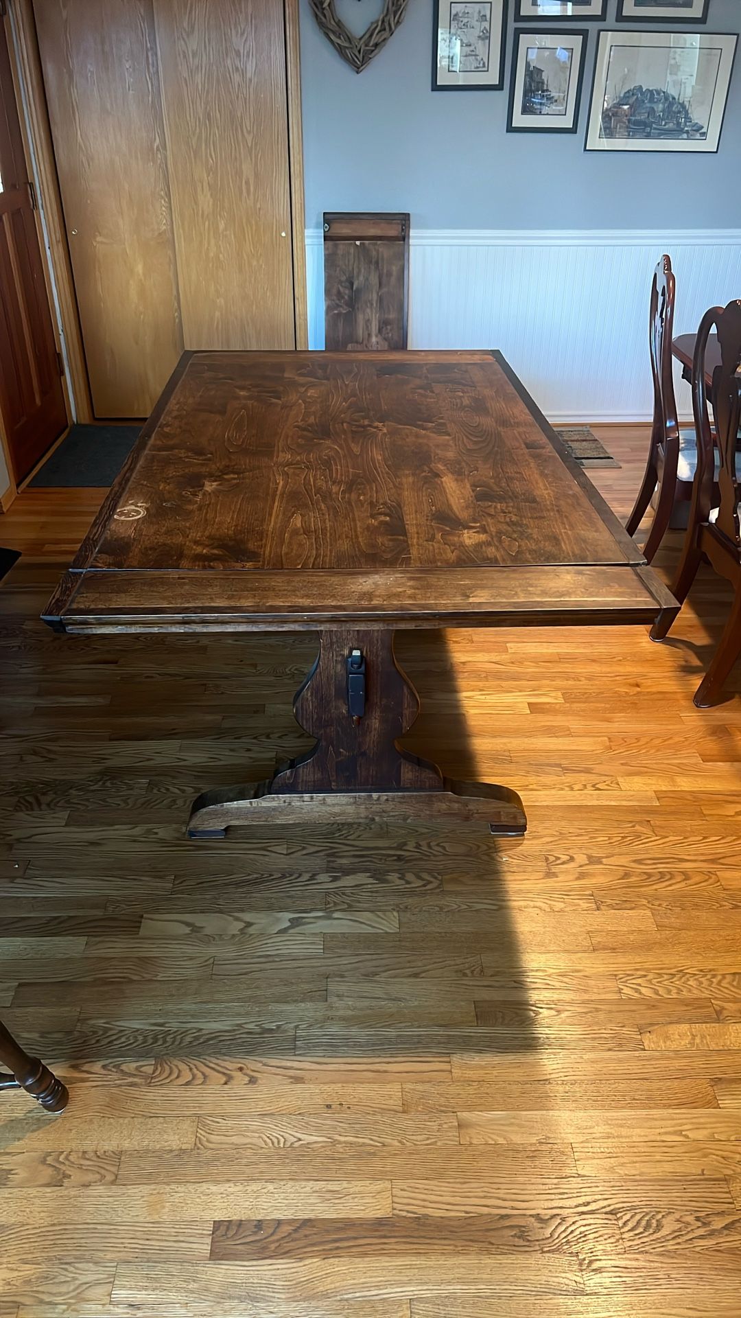 Free! Wood Dinning Table With 6 Wood Chairs