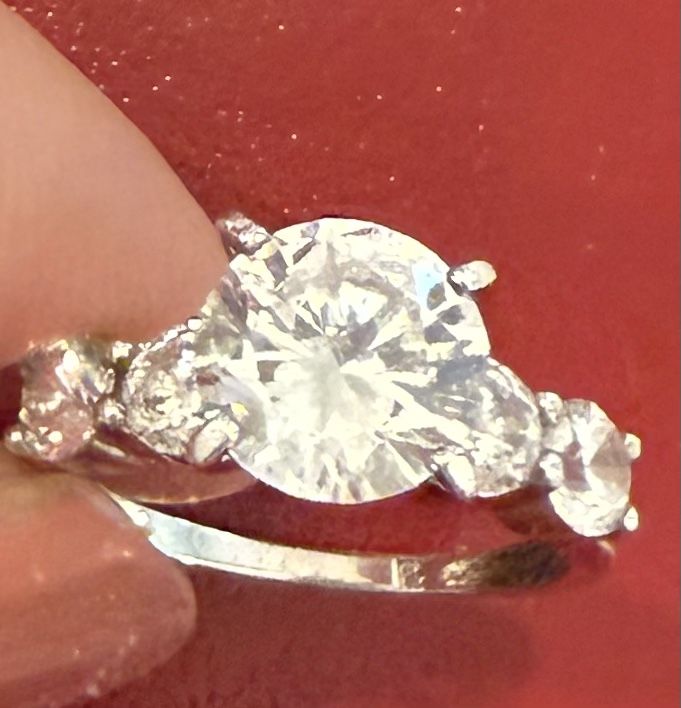 elegant silver around 1 ct ring features stunning CZ stones with 4 other side stones ring