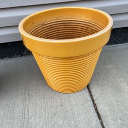 Plastic flower pot
