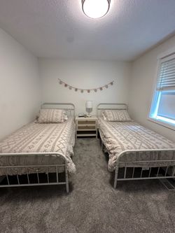 Set of Twin Beds w/Mattresses