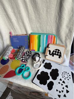 Lovevery The Looker Play Kit (0-3 Months) Montessori Baby Toys