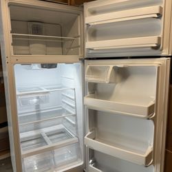 GE 17.5 cu ft Top‑Freezer Refrigerator 