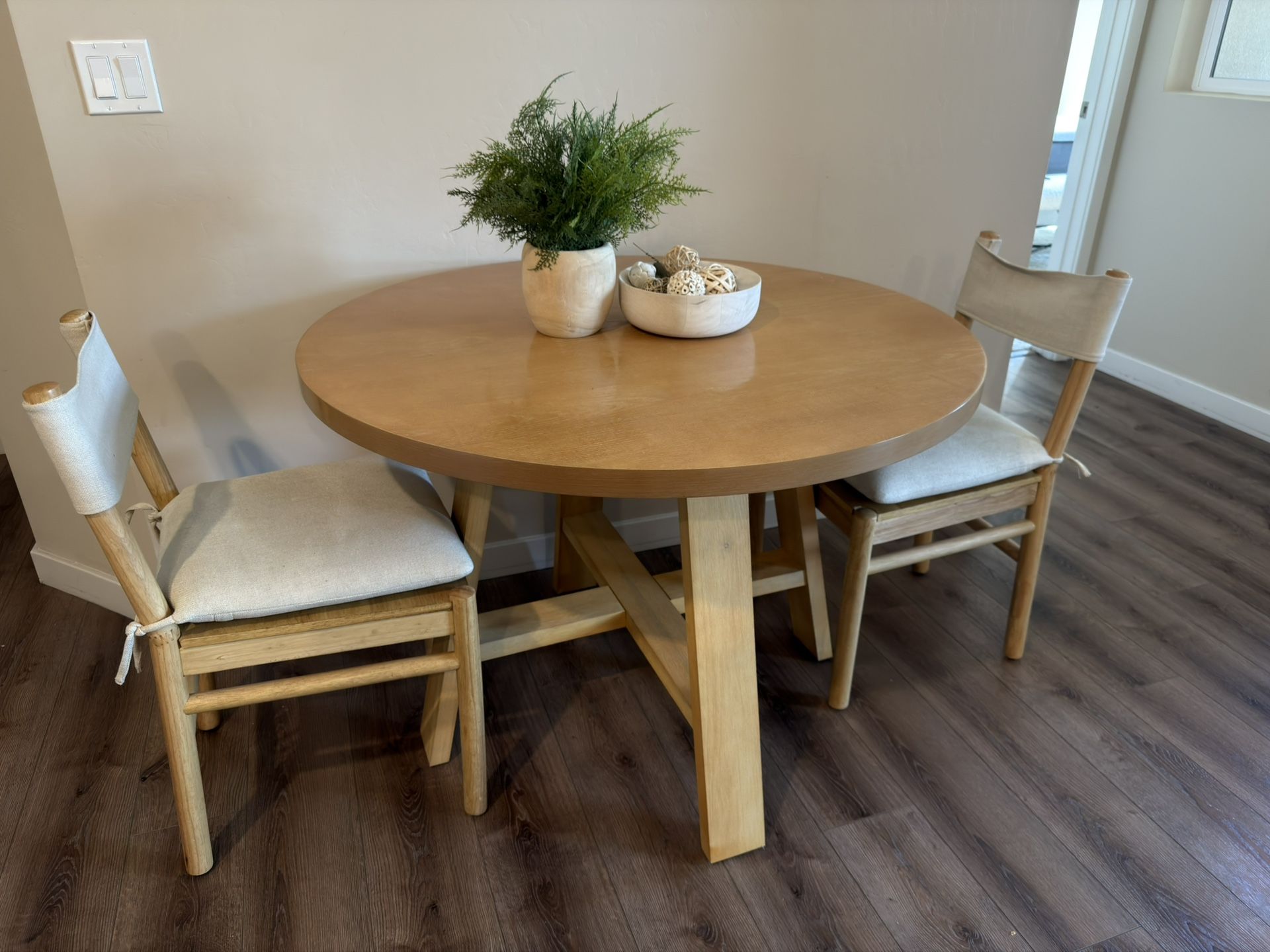 STUDIO MCGEE ROUND DINNER TABLE