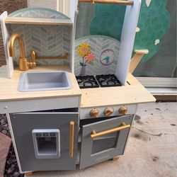 Toy kitchen set