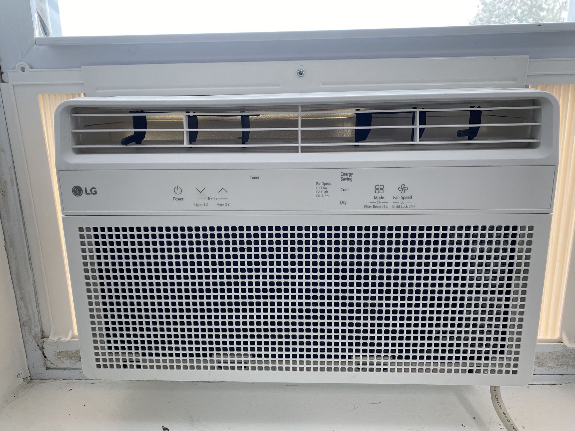 LG 6,000 BTU AIR CONDITIONER AND DEHUMIDIFIER