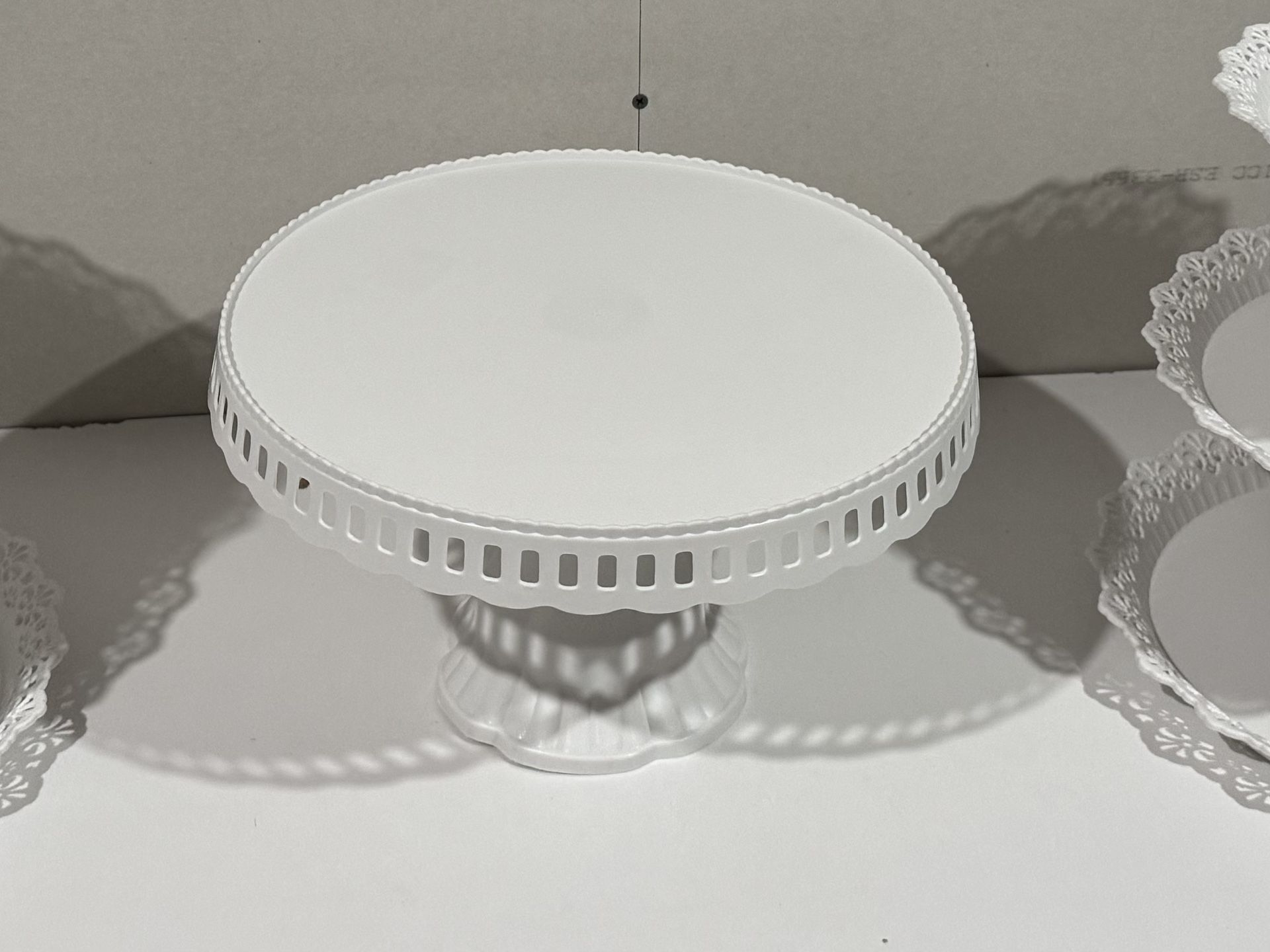 White 1 Cake stand & 3 Desserts plates