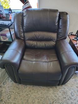 Nice recliner like new!