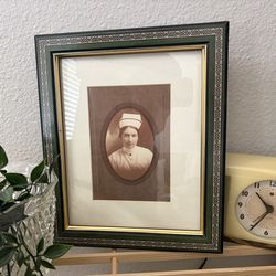 🌿Beautifully framed vintage nurse photo