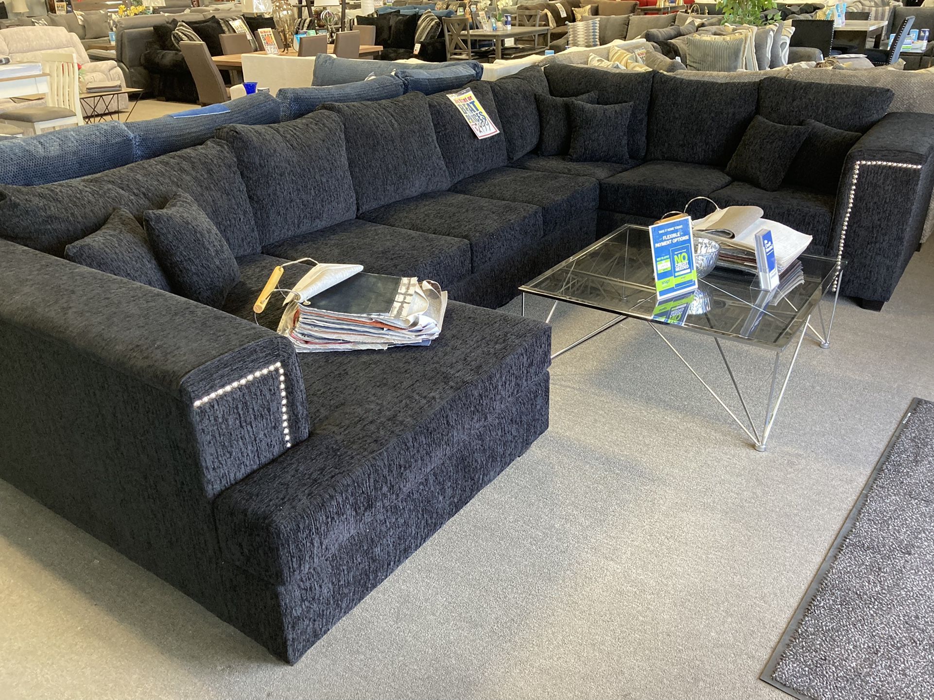 Gorgeous Sectional ✨🖤 Easy Financing Available ✨💙 Free Delivery 🚚