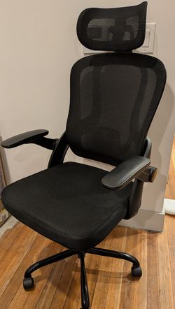 Ergonomic office chair (black)