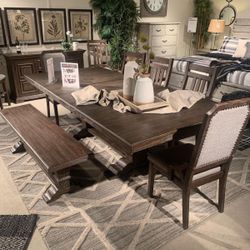 Wyndahl Rustic Brown Dining Room Set / Dining table and Chairs 