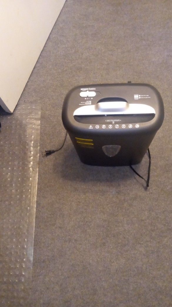 Paper Shredder, Amazon Basics , 8 Sheets , 20 Lb Paper