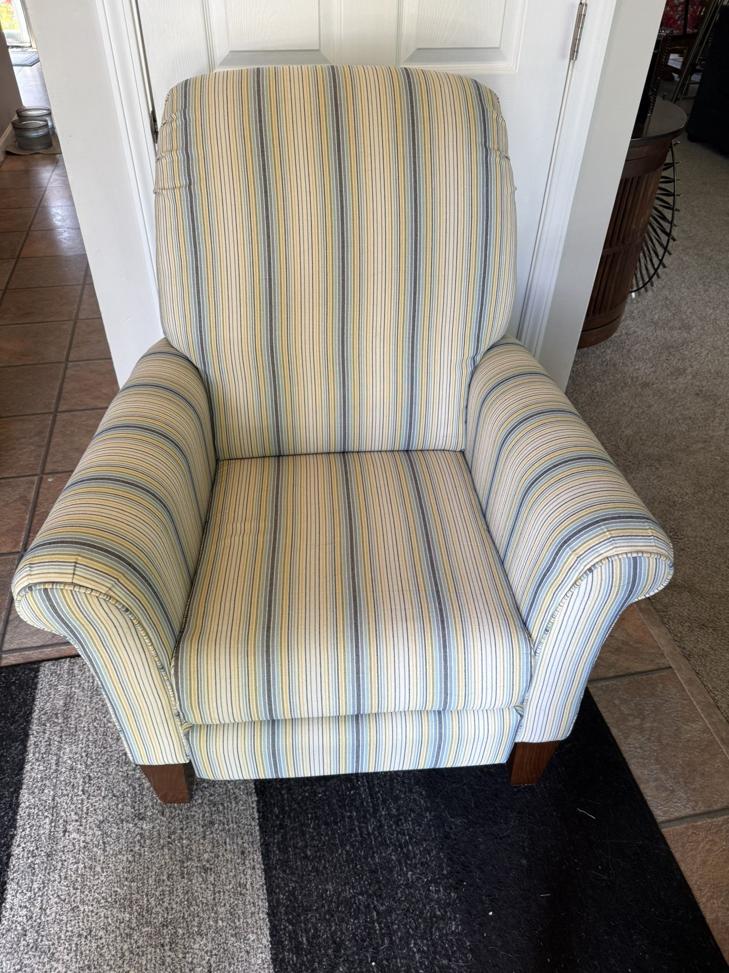 La-Z-Boy Riley Push Back Fabric Recliner in Excellent Condition - Non Smoker - 33” w x 36” d unreclined x 19 1/2” seat height