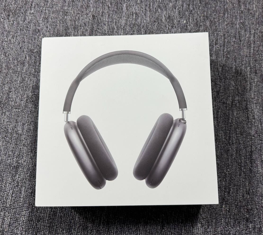 Black Airpod Pro Maxes