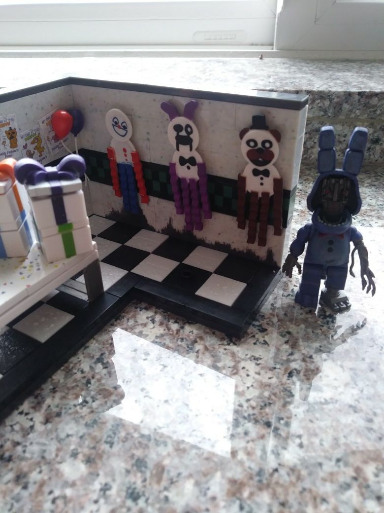 Mcfarlane lego set:withered bonnie w/ party room