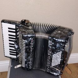Acordeon SofiaMari 26 Teclas, 3 Registros. Y 48 Bajos. Like New Accordion 