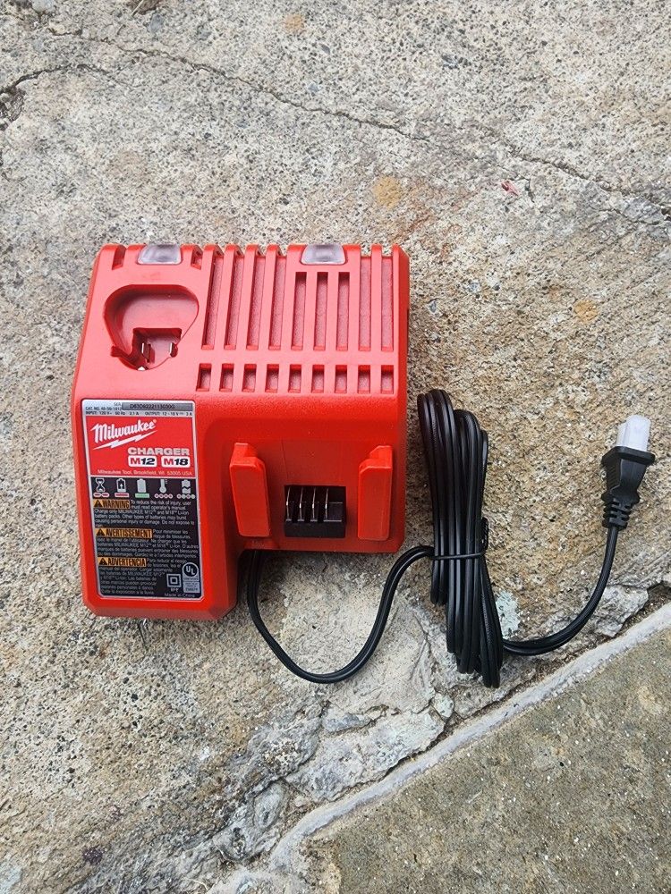 Milwaukee M18/12 Charger
