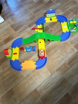 Peppa Pig all around Town Playset with Track and Figures