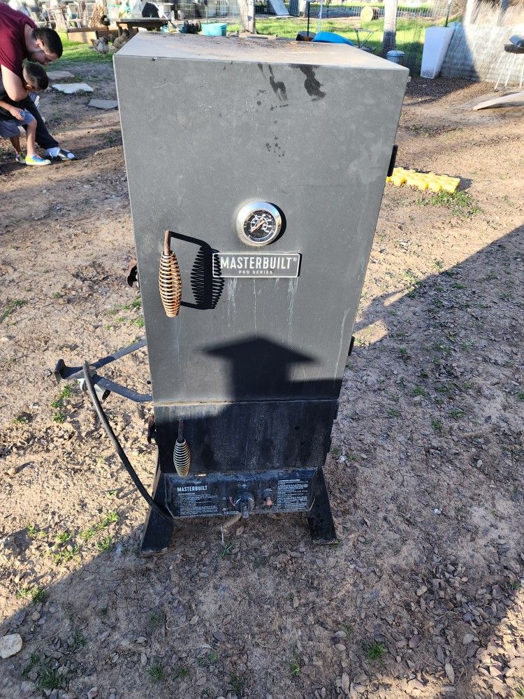 Masterbuilt Pro Series Smoker for Sale in Dale, TX OfferUp