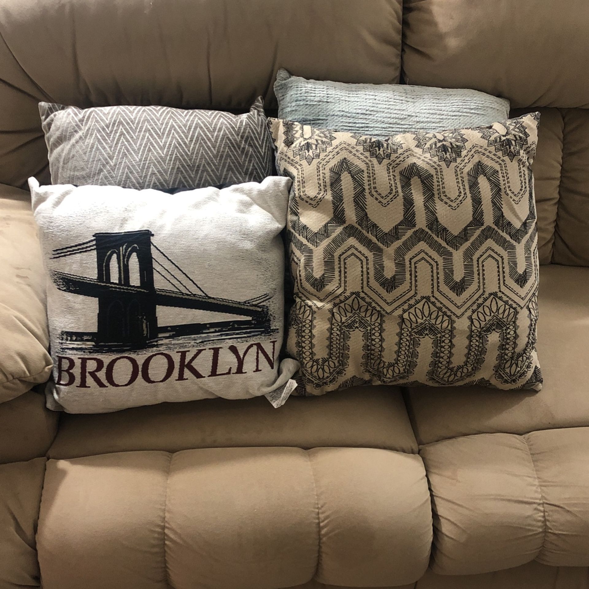 4 Decorative Throw Pillows