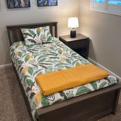 Kids Twin Trundle Bed w/ Night Stand, Lamp and 4 Jungle Prints
