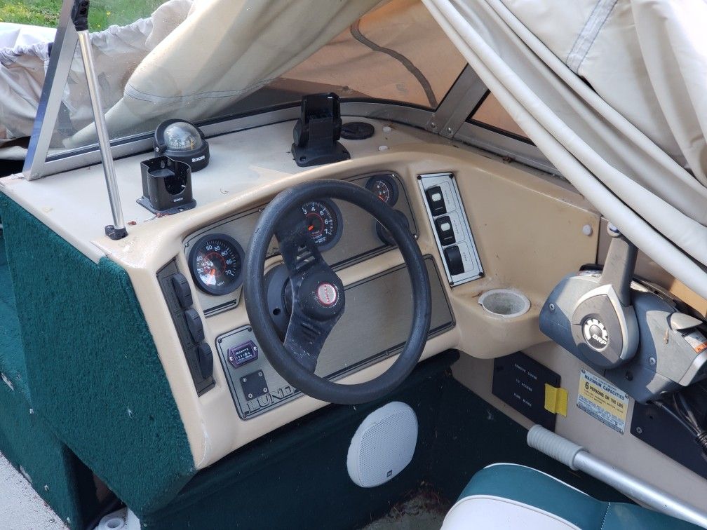 17 ft Lund boat for sale
