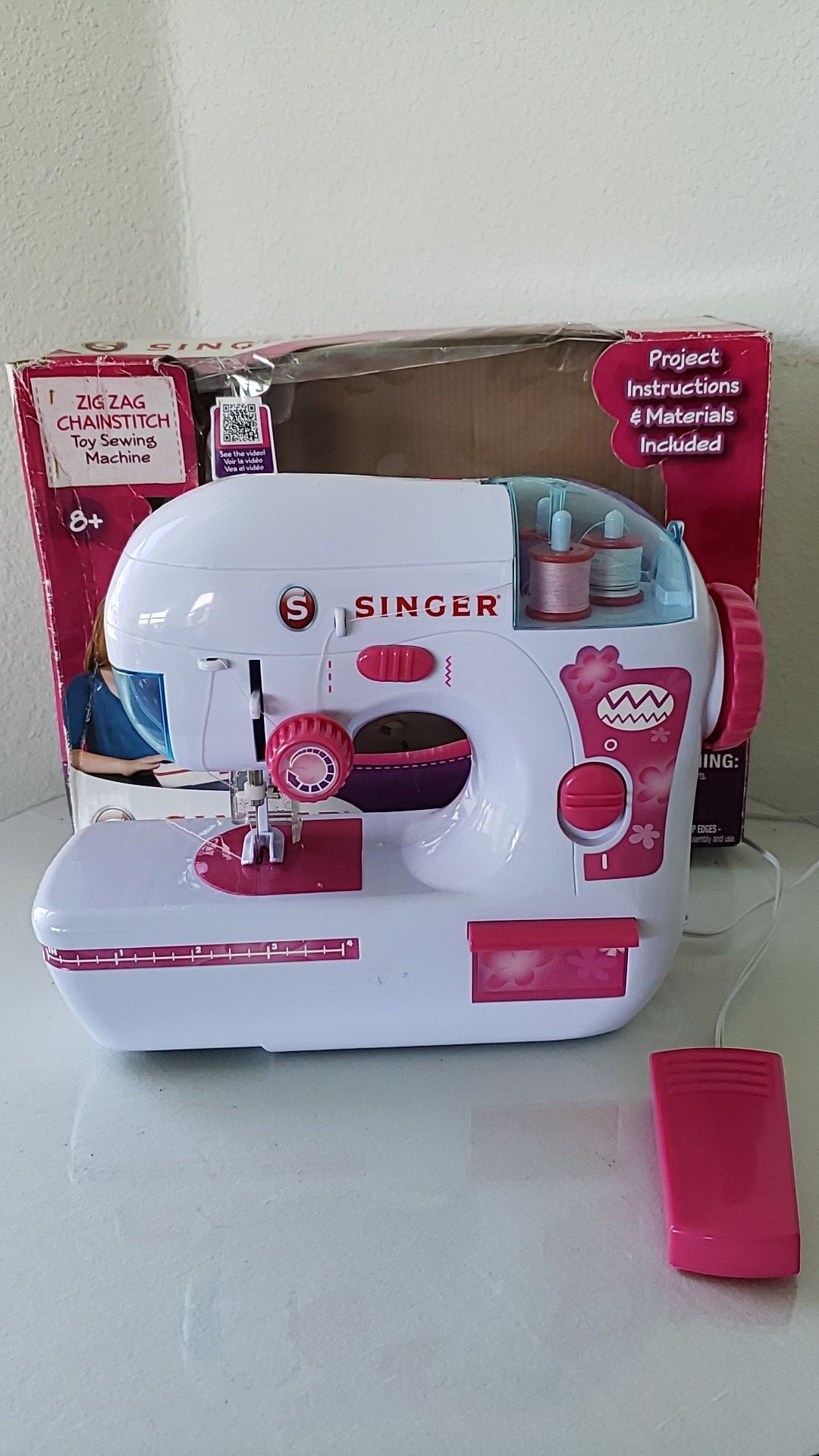 SINGER Zig Zag Chainstitch Toy Sewing Machine