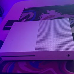 Xbox One S (1 Tb) Comes With Cables