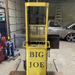 Big Joe Pallet Forklift . 1000 Lbs  Capacity.  New Battery $750 No Delivery Available Sorry 