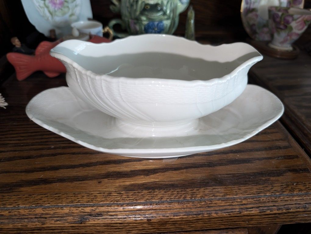 KPM White Scallop Gravy Boat With Attached Tray 9”
