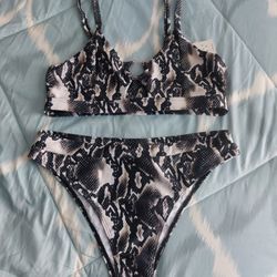 New Beautiful Bathing Suit Size LARGE.  See Photos.  Cash Pickup Only 