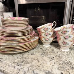 Royal Albert® 	•	Pattern: Lady Carlyle 	•	Material: Fine Bone China 	•	Origin: England