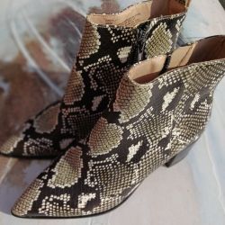 Women's boot, size 6