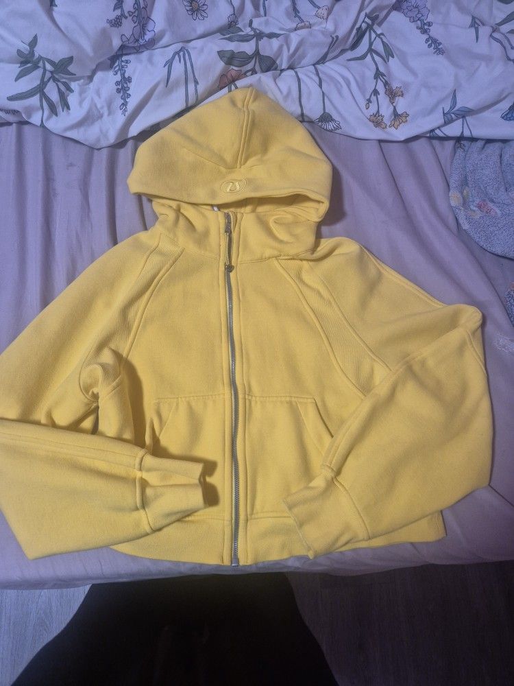 Woman Lululemon Scuba