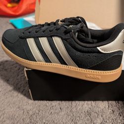 women's Adidas size 7 brand new with box