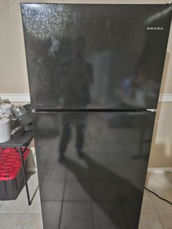 Amana Refrigerator W/ Ice Maker