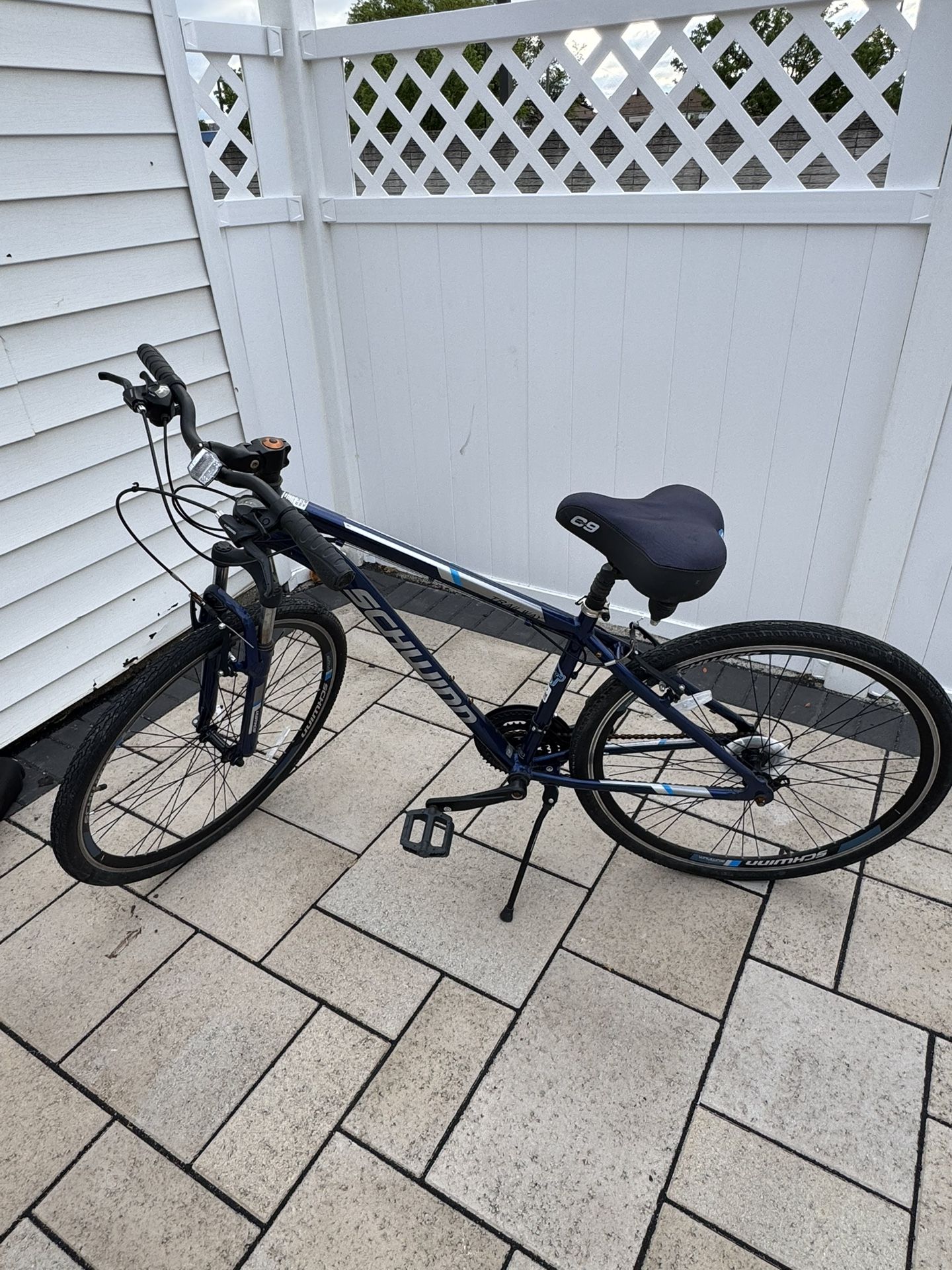 Schwinn Trailway Hybrid Bike 700c – 21 Speed, Front Suspension, Great Condition