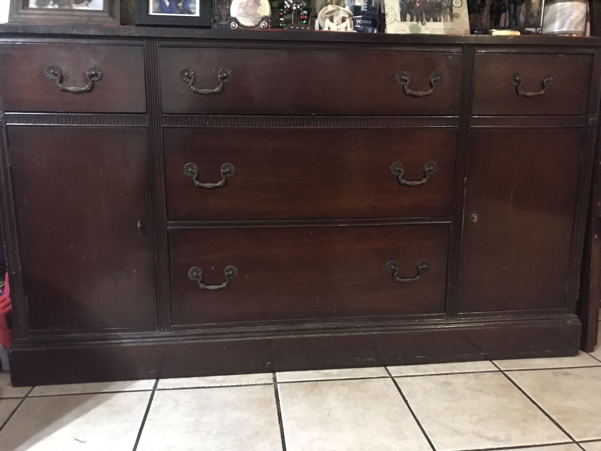 Dresser/buffet $300,missing 1 knob