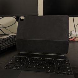 M4 Ipad pro 13” Magic keyboard