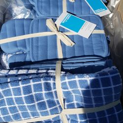 7 Pieces  Towel  Set 3.00  Each  At 15244 Fir Hesperia Ca Yard Sale Today Friday SaturdayBox Of 6 Sets 22.00