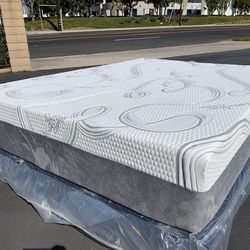 Queen Organic Hybrid Cool Gel Memory Foam Mattress!!