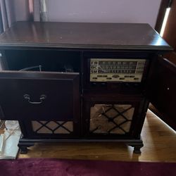 Antique /Vintage Vinyl Record Player Entertainment Cabinet 