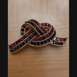 Lisner Red/Navy Knot Brooch.