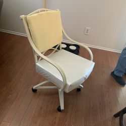 Beautiful Glass Table & 4 Chairs 