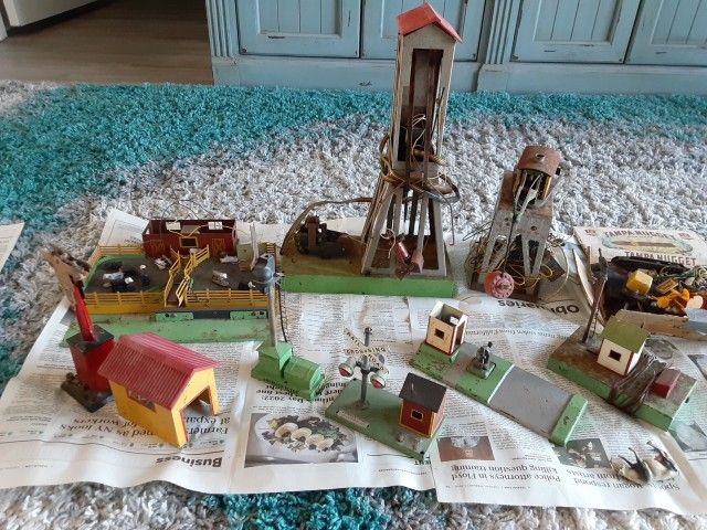 VINTAGE LIONEL AND AMERICAN FLYER