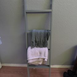 Wall Leaning blanket Gray Ladder  