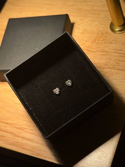 14kt heart shaped stud earrings