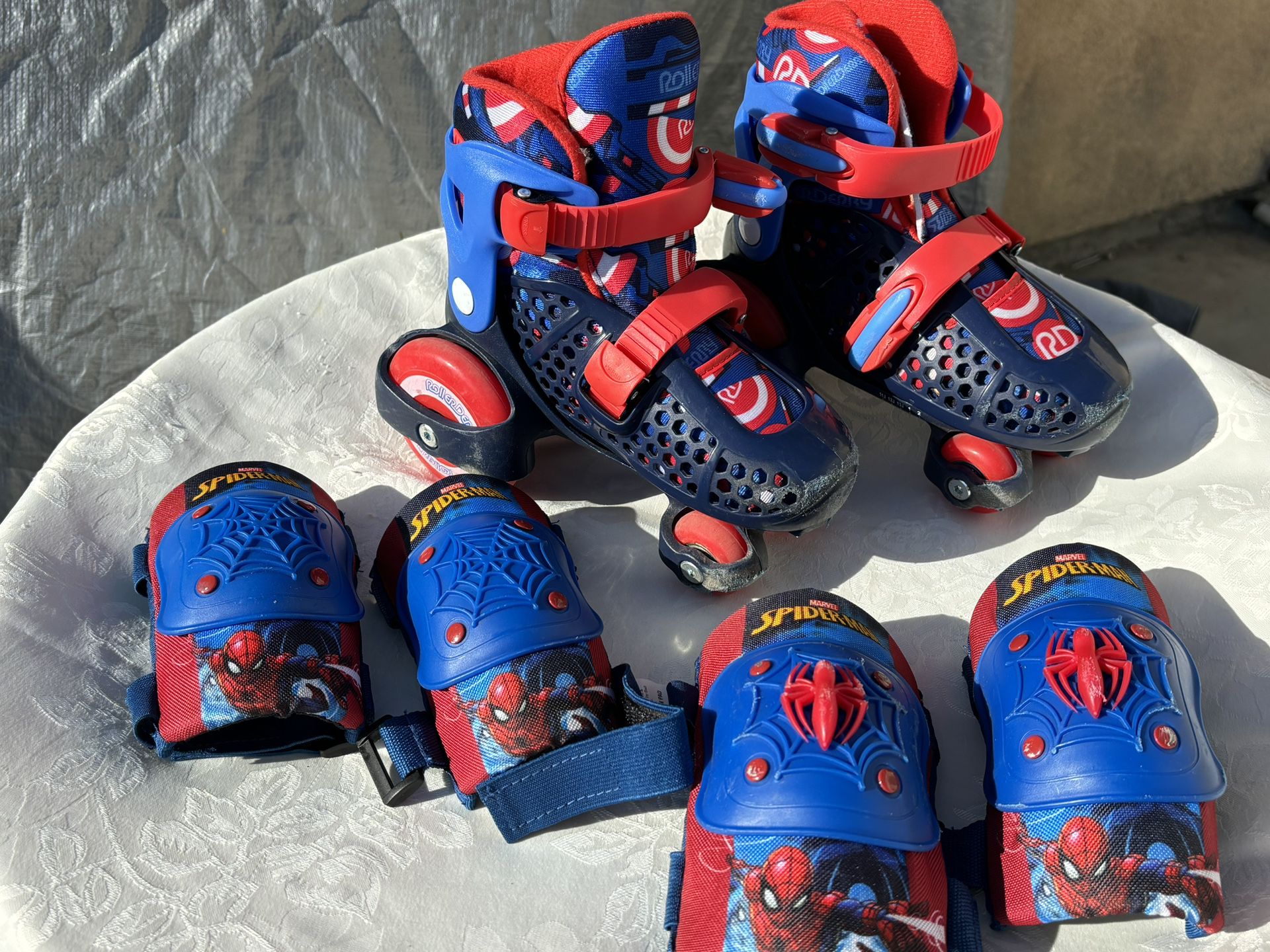 Set Of Spider Man Skates And Pads For Children