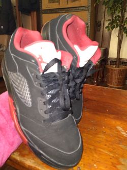 Hurry hurry for the low Jordan's like new size 10.5