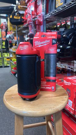 Milwaukee M12 12-Volt Lithium-Ion Cordless Bluetooth Jobsite Speaker with PACKOUT Compatibility (TOOL ONLY)